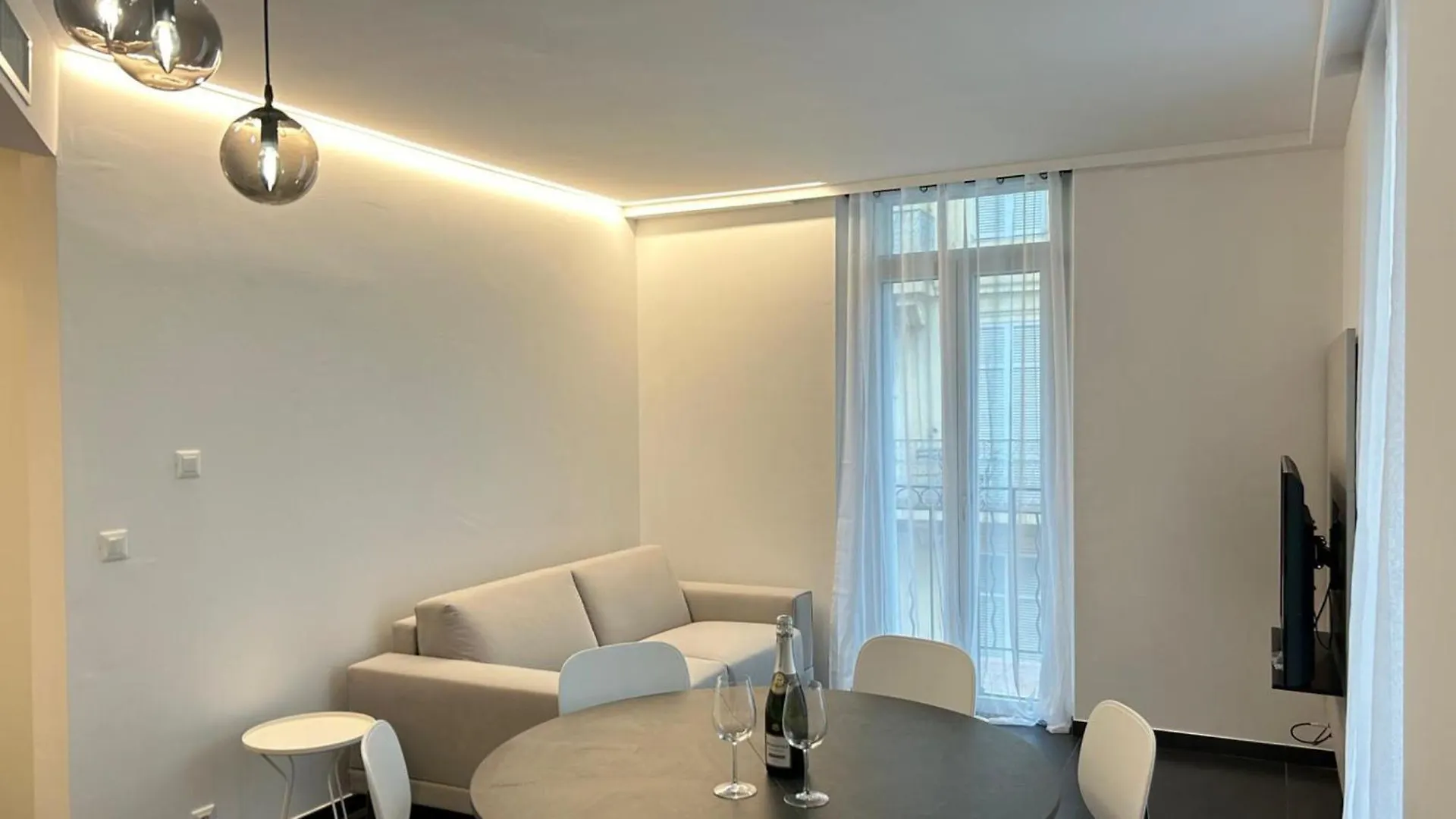 Grand 2 Pieces Moderne Carre D Or A1B205 Apartment Cannes